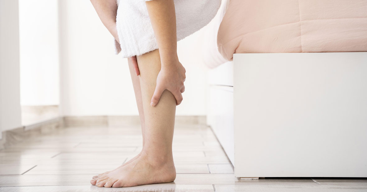 Main massant les jambes